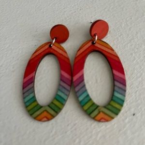 Colorful and lightweight oval pierced earrings.